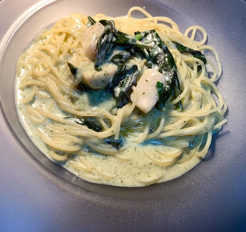 ホタテと金時草のバジルクリームパスタ